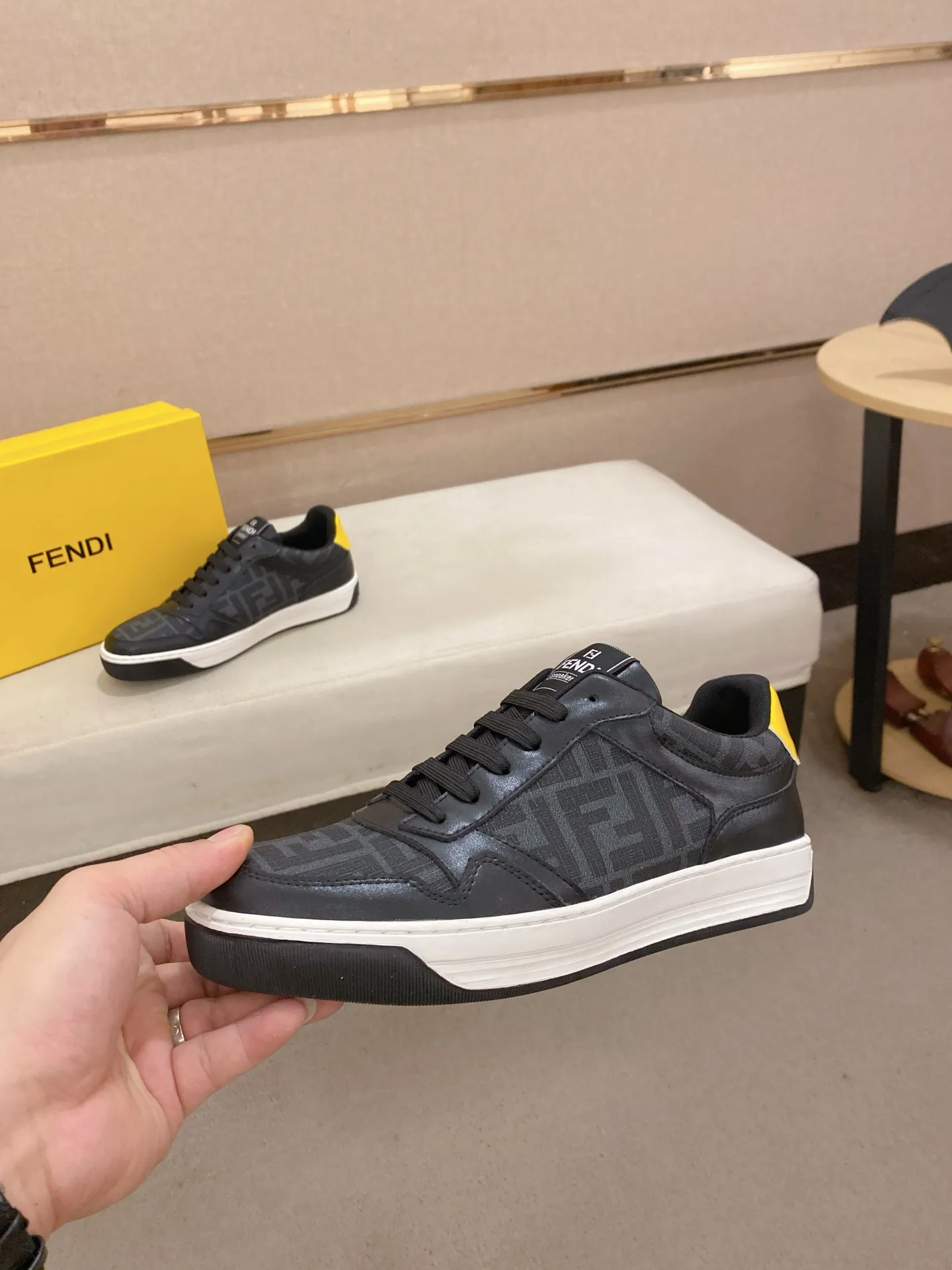 Men's shoes 💰 420💰 (FENDI) New style 👊🏻 upper 🇮🇹 imported cowhide fabric 🇩🇪 lining imported sheepskin lining. The original outsole is molded to highlight the identity of every man, and the upper foot is stable and stable🚶🏻🚶🏻The high-end custom counters reproduce the original version📯No matter the wind or rain, the shoe last remains unchanged and can withstand the verification of time🔍️,🔵 Size: 38-44 (45 is custom-made and cannot be returned or exchanged